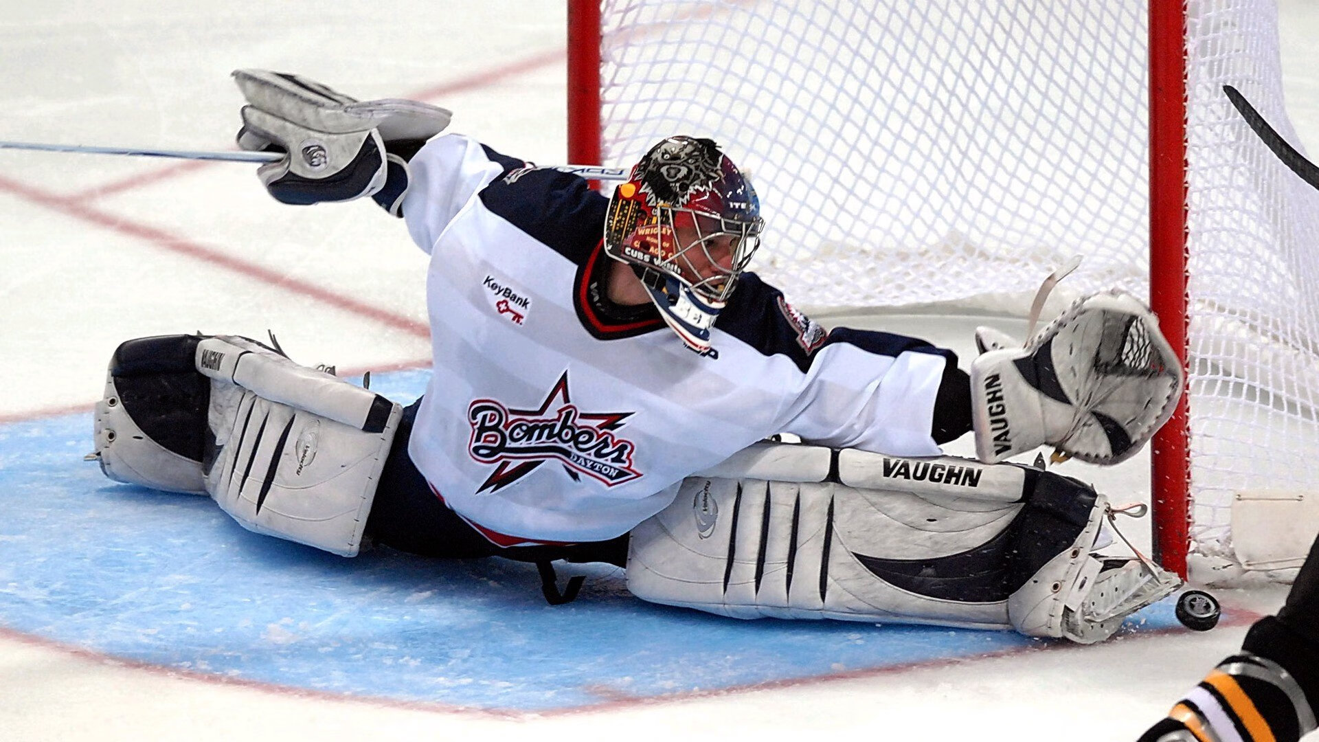 _城市高空跑步：在摩天楼之间飞驰_，高空城市俯瞰图